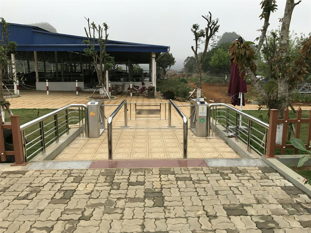 vändkorsstativ installerat i Park i Vietnam