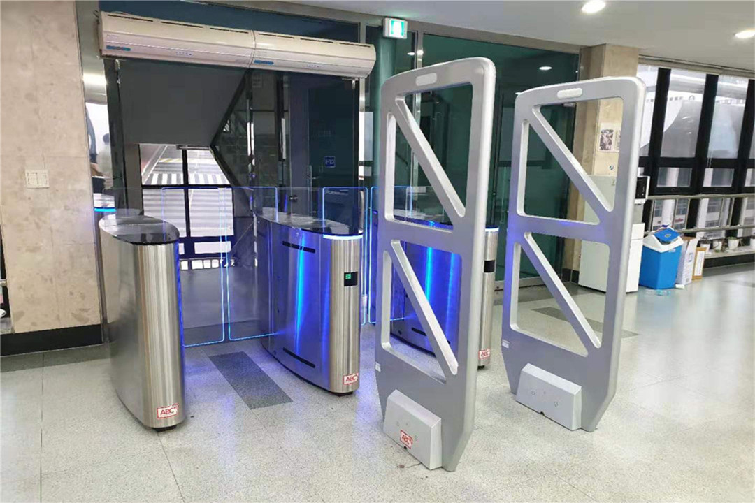 Sliding Gate Turnstile με QR Code Reader εγκατεστημένο σε μια βιβλιοθήκη στο κολέγιο της Κορέας