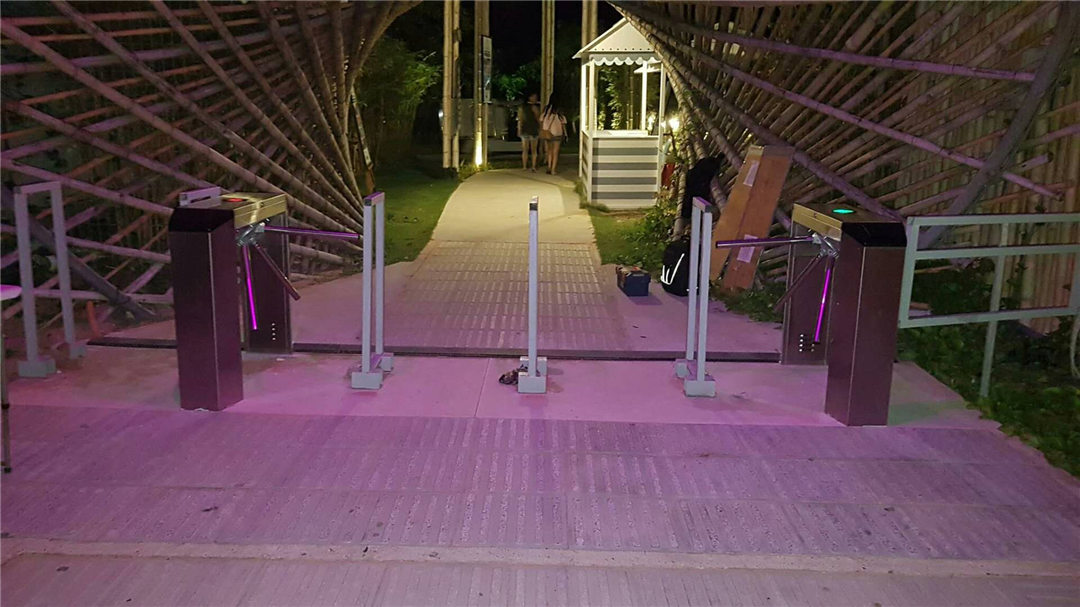 Ons brug driepoot draaihek met RFID kaartleser geïnstalleer in Phu Quoc Nasionale Park, Viëtnam