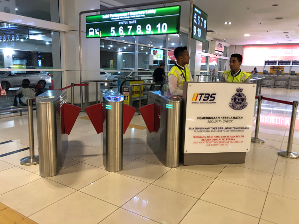 Portas de barreira de solapa personalizadas especiais instaladas na estación de autobuses de TBS (a maior estación de autobuses de Malaisia)